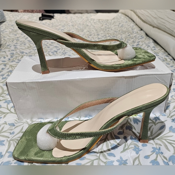 NWOT Elegant Green Women's Sandals - Picture 5 of 6